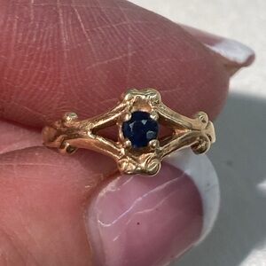 426002 14k Yg sapphire ring size 2